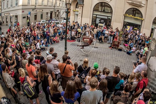 Centrum Plzně už podesáté obsadí pouliční umělci