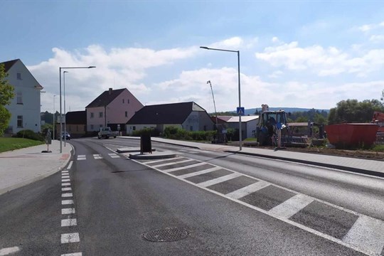 Práce na opravě hlavního tahu v Nezvěsticích pro letošní rok končí