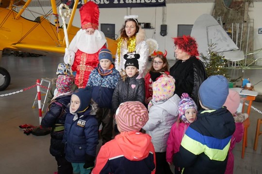 Mikuláš, čert a anděl přišli za dětmi i na letiště!