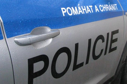 Chodkyně šla přes přechod na zelenou, srazilo jí auto. Řidič ujel!