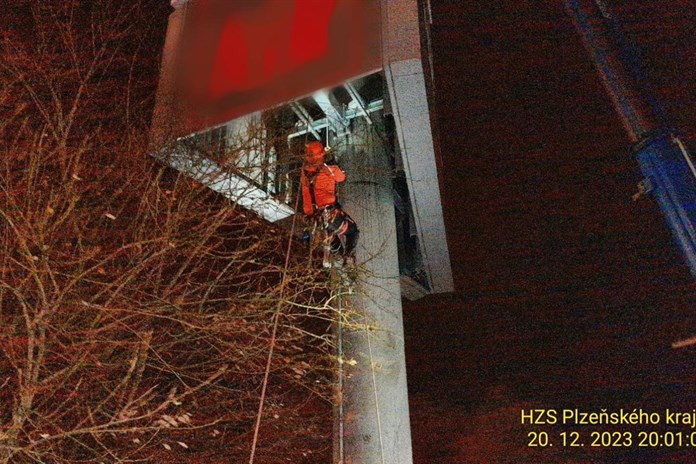Drama u plzeňského obchodního centra. Hrozilo, že spadne obrovský reklamní poutač