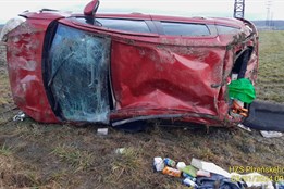 Mladý řidič skončil s autem po rychlé jízdě převrácený v poli