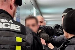 Opilý muž napadl na nádraží strážníka. Snažil se mu dát hlavičku