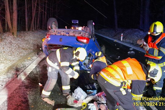Aktualizováno: Nehoda osobního auta uzavřela silnici na Plzeňsku, opilá řidička se těžce zranila