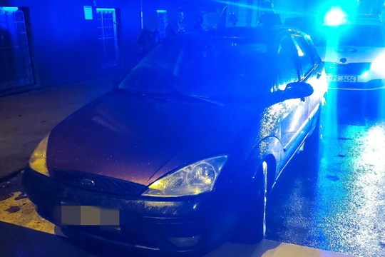 VIDEO: Šofér bez platného řidičáku nedal přednost autu strážníků. Přiznal se k užití drog!