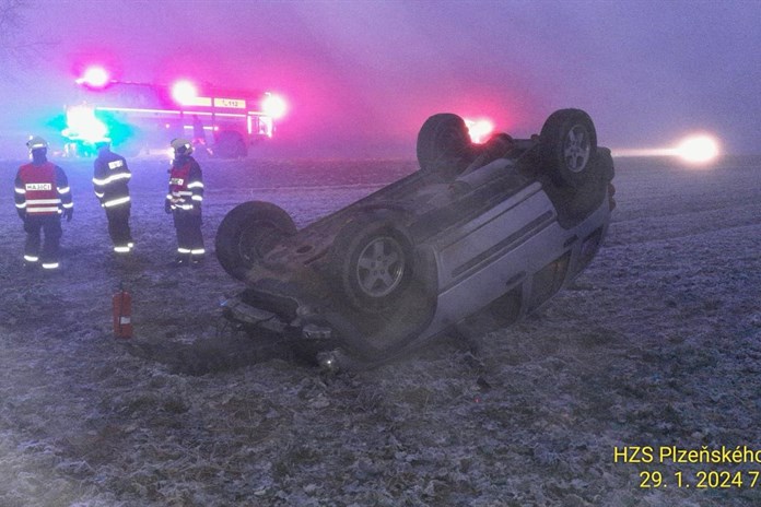 Převrácená auta, uzavřená silnice. Počasí znovu komplikovalo dopravu v kraji