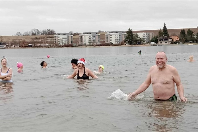 Ani vítr a led nepokazil otužilcům sobotní karneval na Boleváku!