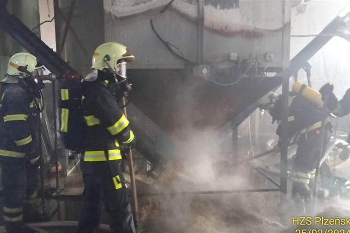Ve firmě na Tachovsku hořela výrobní linka. Hasiči bojovali s požárem devět hodin!