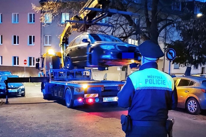 Nepříjemná dohra hokejového zápasu pro některé fanoušky. Strážníci rozdávali pokuty za špatné parkování