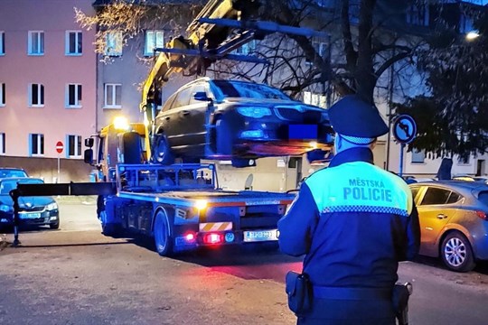 Nepříjemná dohra hokejového zápasu pro některé fanoušky. Strážníci rozdávali pokuty za špatné parkování