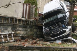 Jedenadevadesátiletý senior si spletl pedály auta a projel plotem...