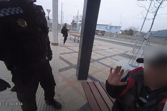 Opilec si lehl do kolejiště, zachránila ho pohotová kolemjdoucí