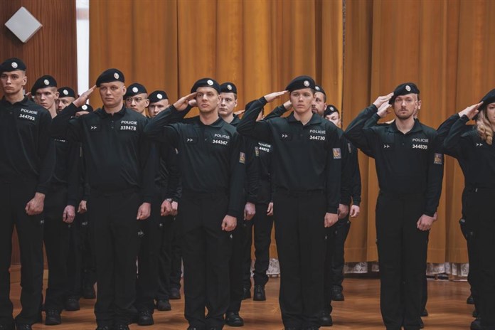 Dokončili náročný výcvik a vrhnou se do práce. V Plzeňském kraji přibyli noví policisté