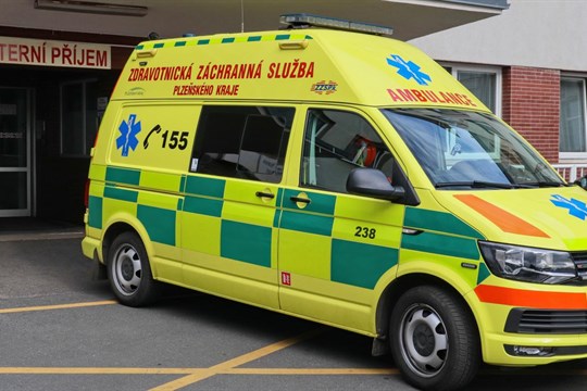 U odbočky na Vinice se srazila tramvaj s autem. Řidič utrpěl těžká zranění!