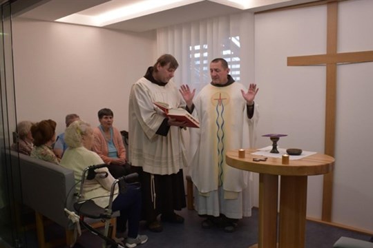 Klienti Čtyřlístku se těší z nové kaple. Vznikla v prostoru bývalého skladu