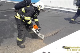 Na Rokycansku hořela výrobní hala, požár způsobila nedbalost při...