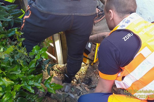 Drama v Přešticích. Muž spadl do osm metrů hluboké studny!