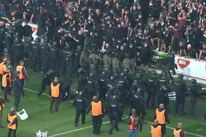 Skandální závěr fotbalového finále. Fanoušci vtrhli na hřiště, po novinářích létala piva i židle