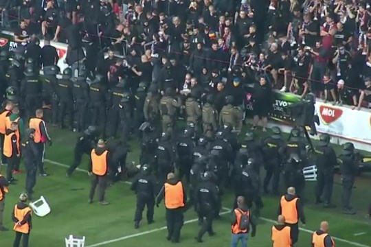 Skandální závěr fotbalového finále. Fanoušci vtrhli na hřiště, po novinářích létala piva i židle