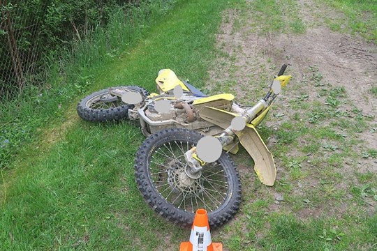 Motorkář ujížděl před policisty, při pronásledování naboural