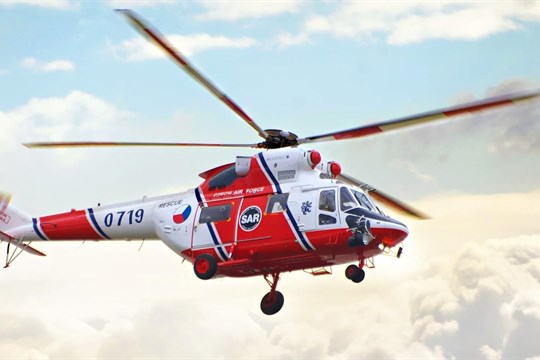 Sedmnáctiletý mladík se těžce zranil při nehodě auta a motorky, letěl pro něj vrtulník