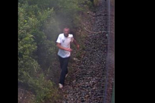 Muž se vezl na spřáhle vlaku. Souprava kvůli němu musela zastavit