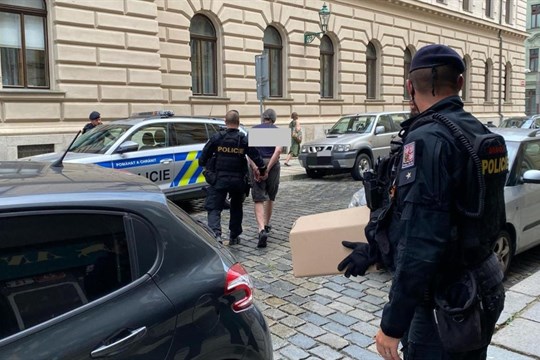 Policisté v centru Plzně dopadli muže, který vyhrožoval vystřílením státních institucí!