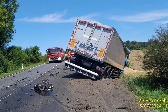 Aktualizováno: Tragická nehoda uzavřela hlavní tah u Vlčtejna