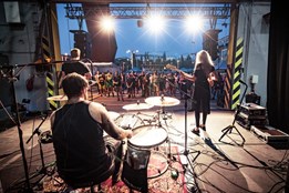 České a německé kytarovky se protnou v Plzni. Deaf Heart, Madhouse...