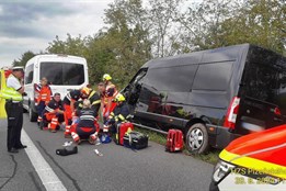 Při nehodě dvou dodávek a kamionu na dálnici u Rokycan se těžce...