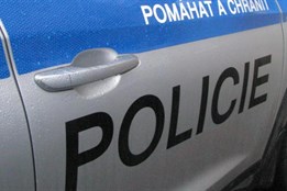 Mladá žena vystupující pod falešným jménem na sociální síti...