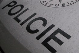 U nákupního centra v Černicích se srazilo auto s motocyklistou....