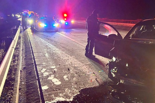 Dálnici D5 uzavřela nehoda. Policisté pronásledovali auto, vůz do nich narazil!