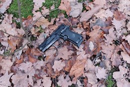 Detaily přepadení pošty v Tlučné. Lupič si nechal poslat balíky,...