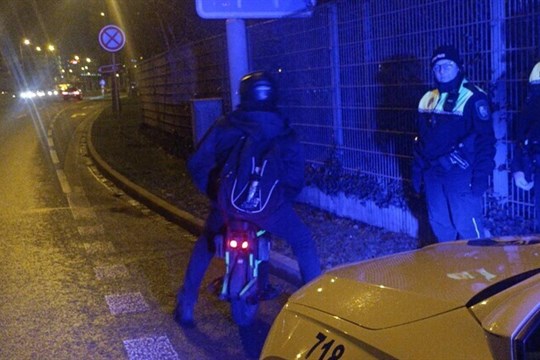 Šest přestupků na dvou kilometrech. Devětatřicetiletého muže zastavili v jízdě strážníci