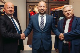 Nečekaná spolupráce. Své síly spojila fotbalová Plzeň s Divadlem J....