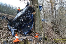 Mladý řidič se podruhé narodil. Zdemoloval auto, vyvázl ale jen s...