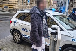 Motorkář vjel do zákazu přímo před strážníky, nikdy nevlastnil...