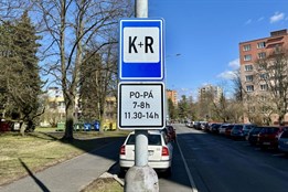 Nová značka K+R usnadňuje rozvoz dětí do školy v Chodově