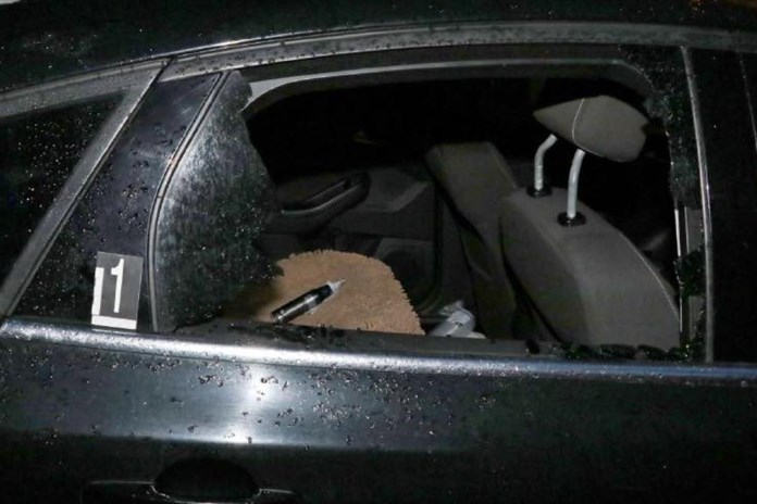 Jeden kradl, druhý pomáhal. Policisté dopadli dvojici, která se vloupala do aut