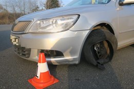 Dvě nehody na stejném místě, ve stejný čas. Při obou byli řidiči...