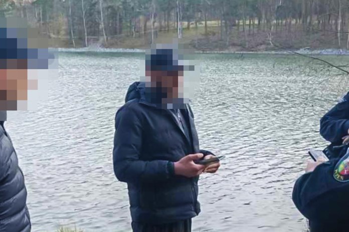 Tři cizinci rybařili i přes zákaz. Jen se díváme, zkoušeli oklamat strážníky