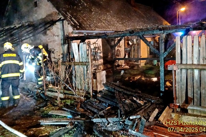 Hasiči na Manětínsku bojovali s požárem přístřešku