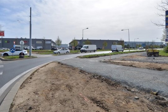 Oprava kruhového objezdu u Makra přinese o víkendu další komplikace: Uzavře se výjezd do obchodní ulice