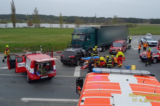 Při nehodě dvou aut a kamionu na Tachovsku se zranili čtyři lidé včetně dítěte