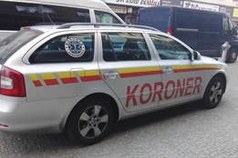 V podchodu v Klatovech byl nalezen mrtvý muž, policisté hledají svědky