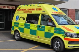 Ruku dívky skříply dveře od tramvaje! Policisté hledají svědky!