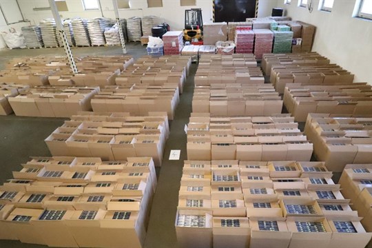 Celníci z Plzně odhalili pašování cigaret do pohraničí, škody jdou do desítek milionů korun