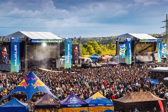 Majáles se vrací do Plzně. Letos vystoupí Viktor Sheen, Chinaski i Ewa Farna