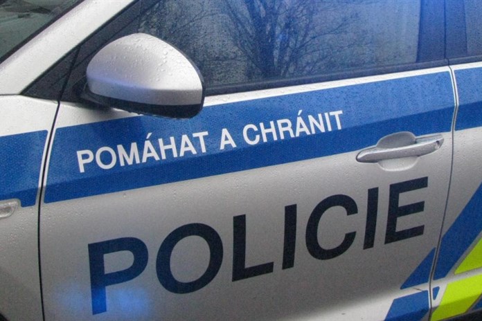 Bez řidičských průkazů v autech, kterými upoutali policisty. Jedeme do servisu, tvrdila dvojice